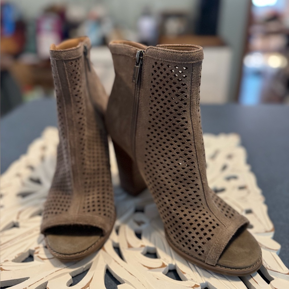 Lucky Brand Peep Toe Perforated Heel Womans size 9M Excellent Condition